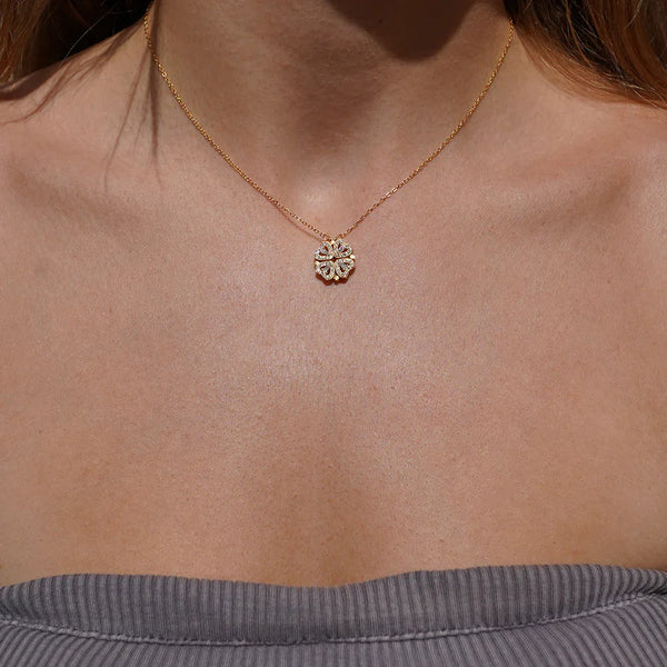 Le collier trèfle porté
