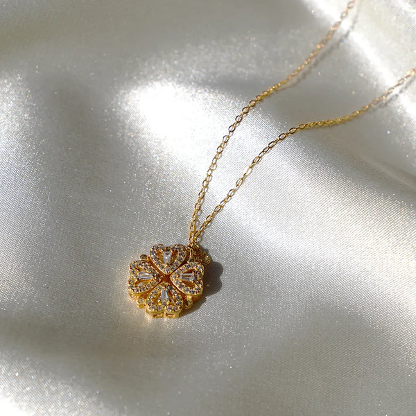 Le collier trèfle posé sur satin